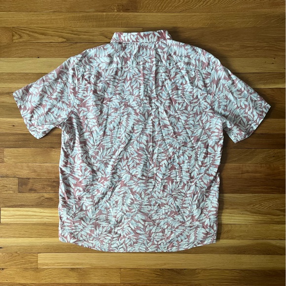 MOVING SALE 🚚 Men’s Faherty Playa Short Sleeve Button-Up Shirt - Picture 2 of 3
